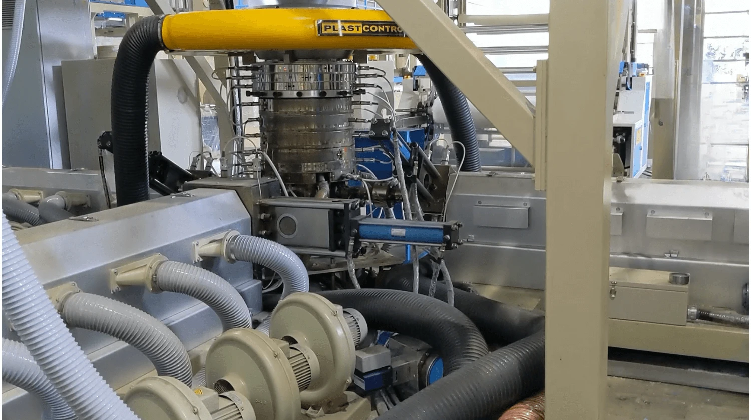 Reducing reliance on human intervention is another critical advantage offered by Chyi Yang’s blown film machines. By integrating automated air rings equipped with precise thickness detection and control systems, along with Internal Bubble Cooling (IBC) control and accurate material dosing systems, Chyi Yang ensures consistently stable film production quality with minimal manual involvement.